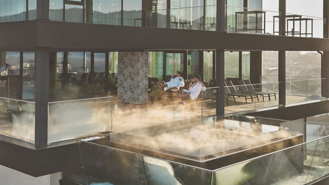 Schaukeln über den Dächern von Freistadt im Hotel Freigold. (c) @wealthyadventure Hotel Freigold