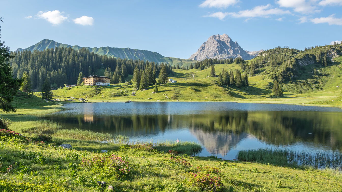 (c) Michael Meusburger | Bregenzerwald Tourismus Körbersee Vorarlberg mit Hoeferspitze und Widderstein
