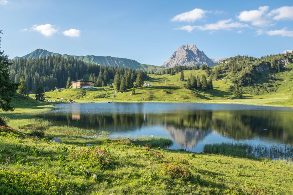 Körbersee Vorarlberg mit Hoeferspitze und Widderstein