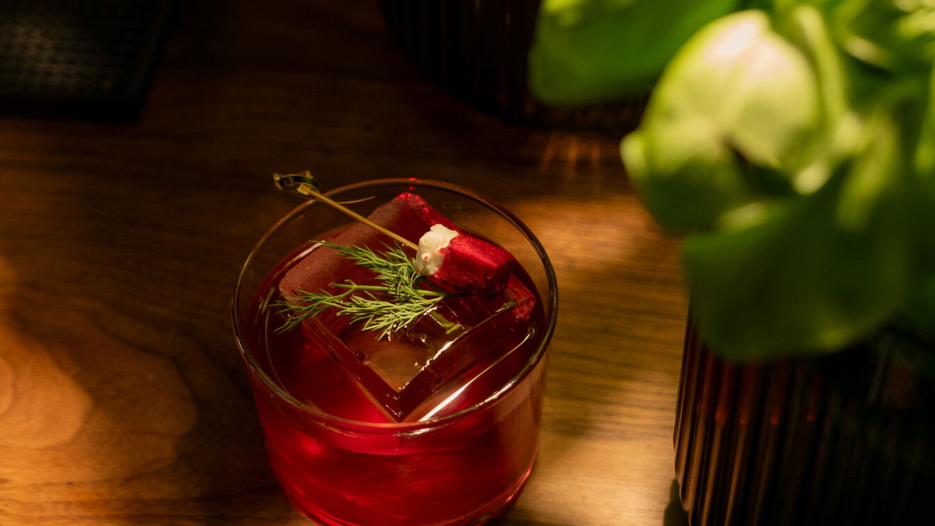 Ein Gimlet mit Roter Beete? Yes please! (c) Lilli Wermuth | 1000things Cocktail Cocktailbar 1070 Wien Neubau Bar