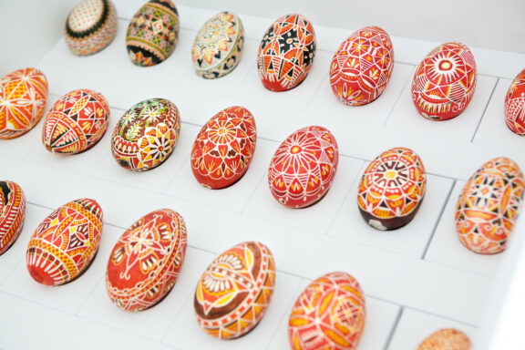 Bunt bemalte Eier im Eiermuseum Bertoni