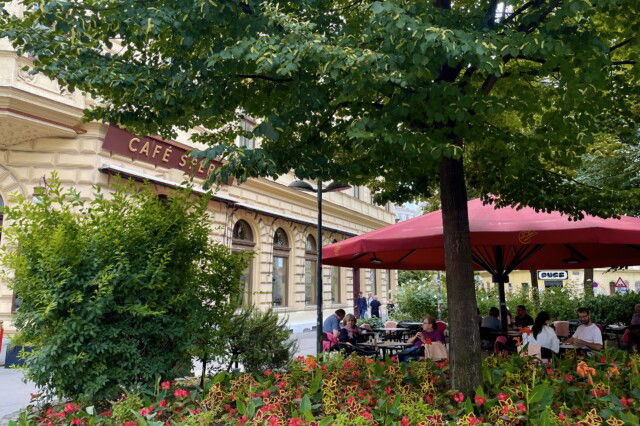 Blick in den grünen Gastgaten vom Café Sperl