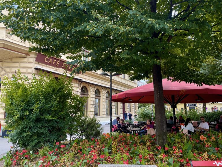 Frühstück in den Sommerferien in Wien: Blick in den grünen Gastgaten vom Café Sperl