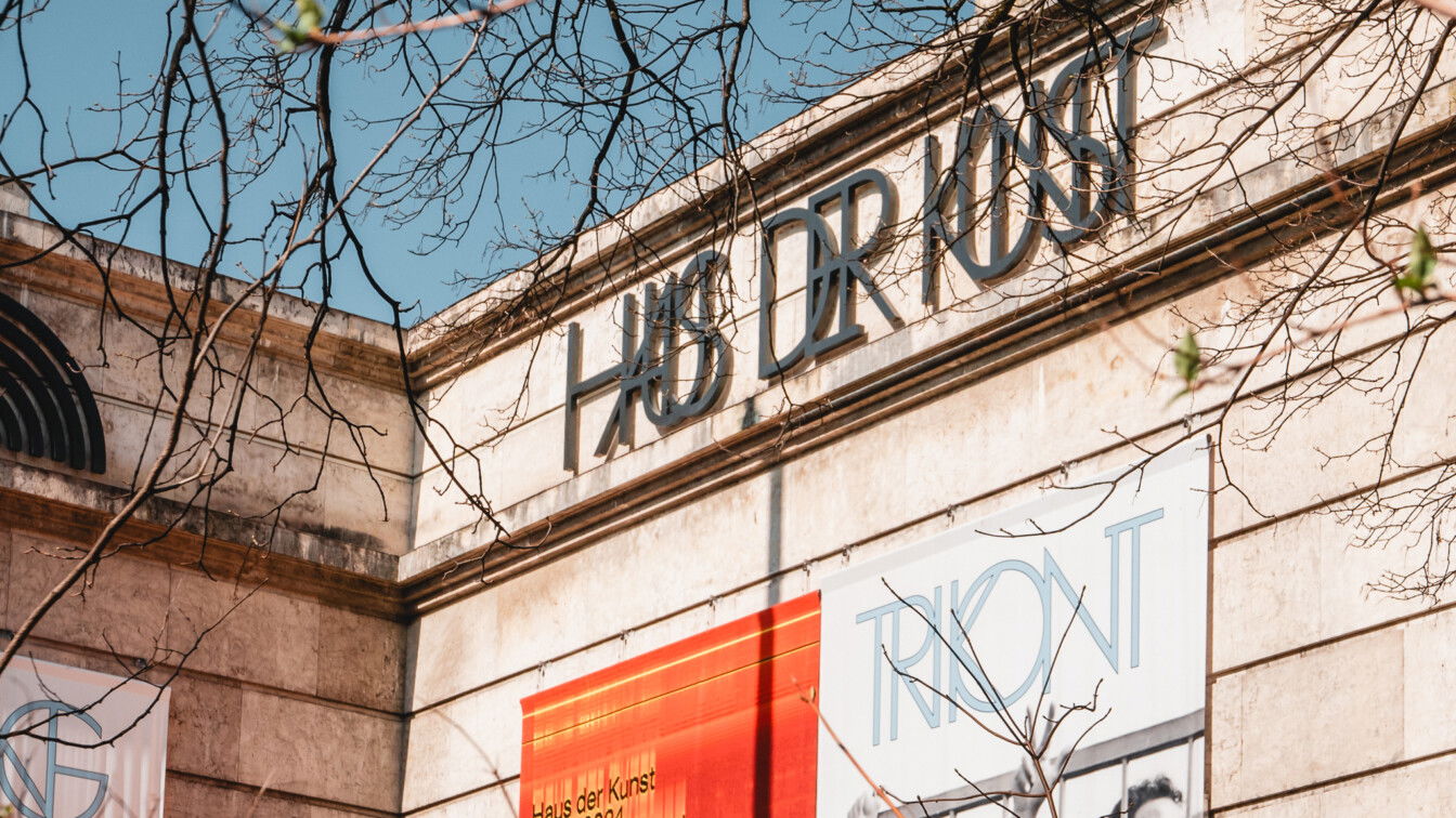 Das Haus der Kunst ist immer einen Besuch wert! (c) Lilli Wermuth | 1000things Ein Museum in München von außen am Englischen Garten.