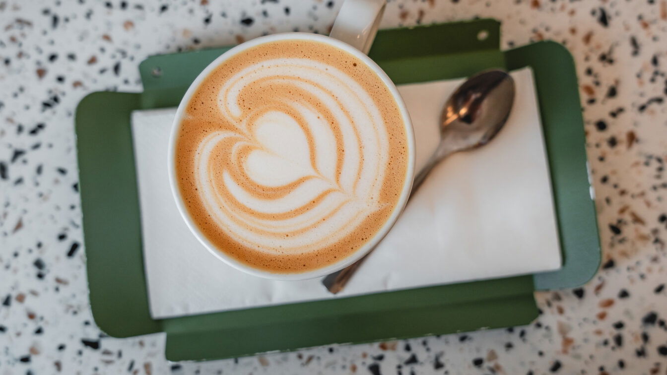 (c) Lilli Wermuth | 1000things Cappuccino mit Latte Art auf grünem Tablett