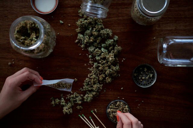 Ein Tisch, auf dem ein Joint gebaut wird.