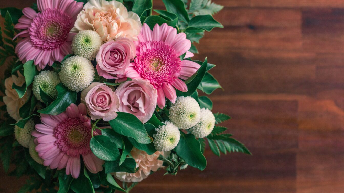 Ein Blumenstrauß auf einem Tisch