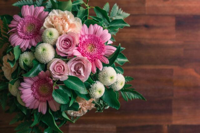 Ein Blumenstrauß auf einem Tisch