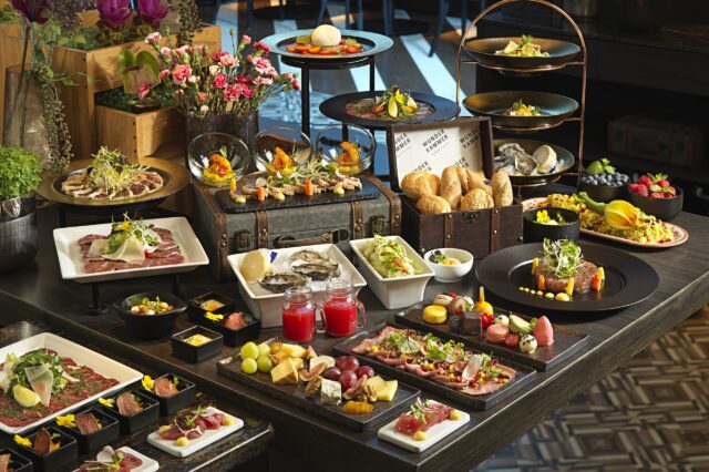 Blick auf den Brunch mit vielen Speisen im Restaurant Wunderkammer