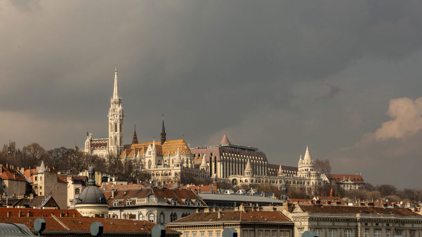 (c) Sonja Koller | 1000things Panorama von Budapest mit der Matthiaskirche und Fischerbastei im Burgviertel – Sehenswürdigkeiten mit historischer Architektur und Ausblick über die ungarische Hauptstadt.