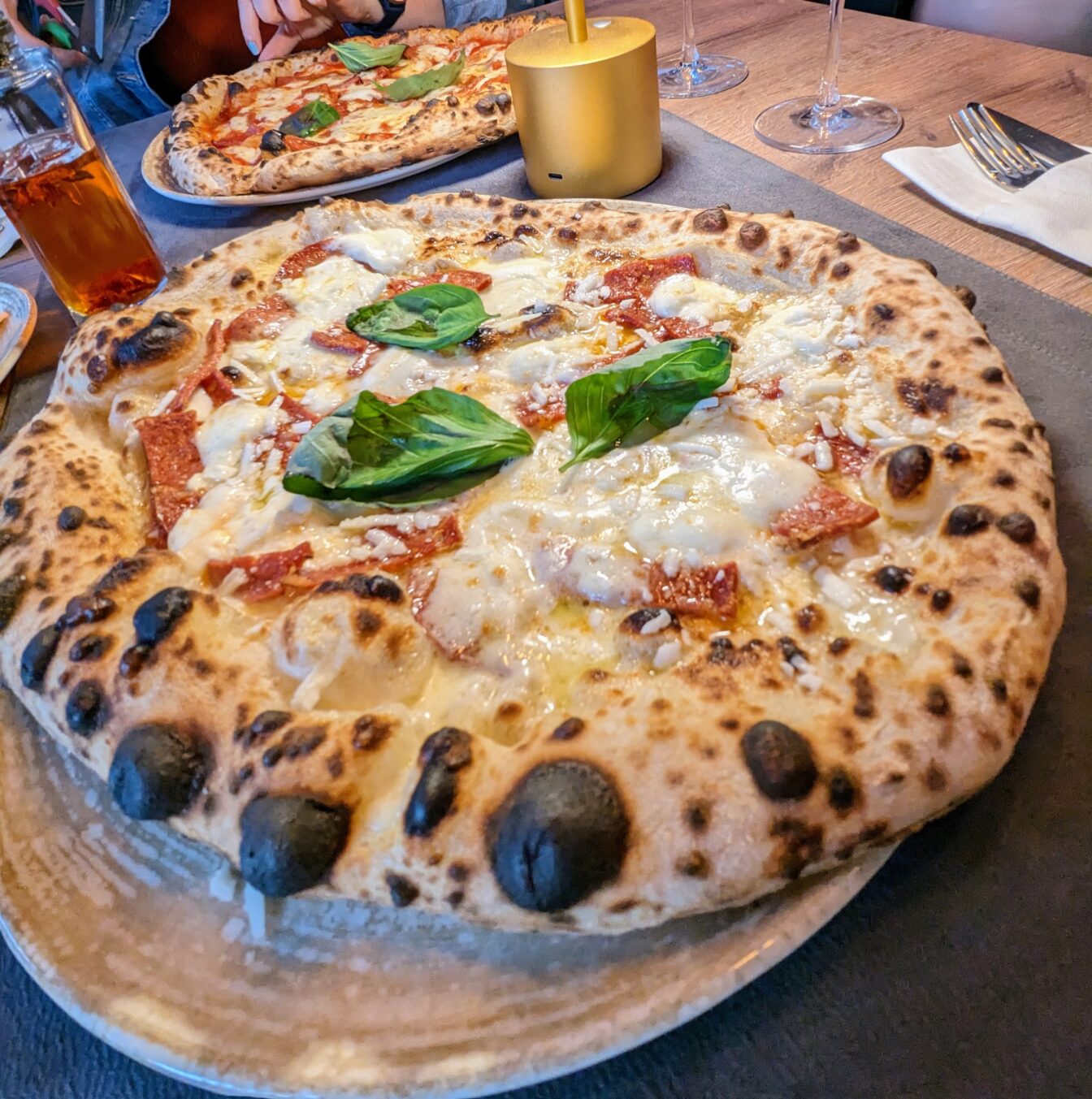 eine Pizza in der Pizzeria Don't Call It Pizza in Wien