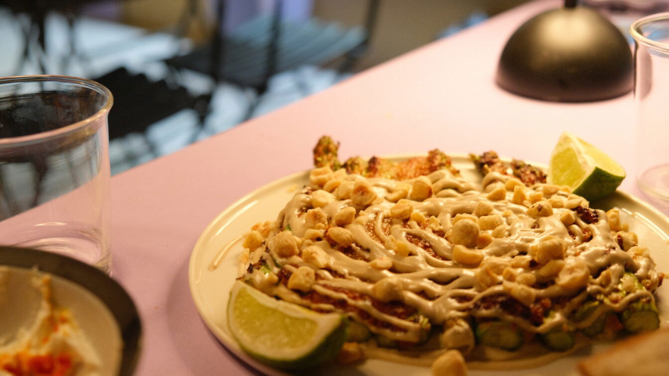 (c) Theresa Komornyik | 1000things Spargel mit Tahini, Haselnüssen und Limette im Furo Salzburg