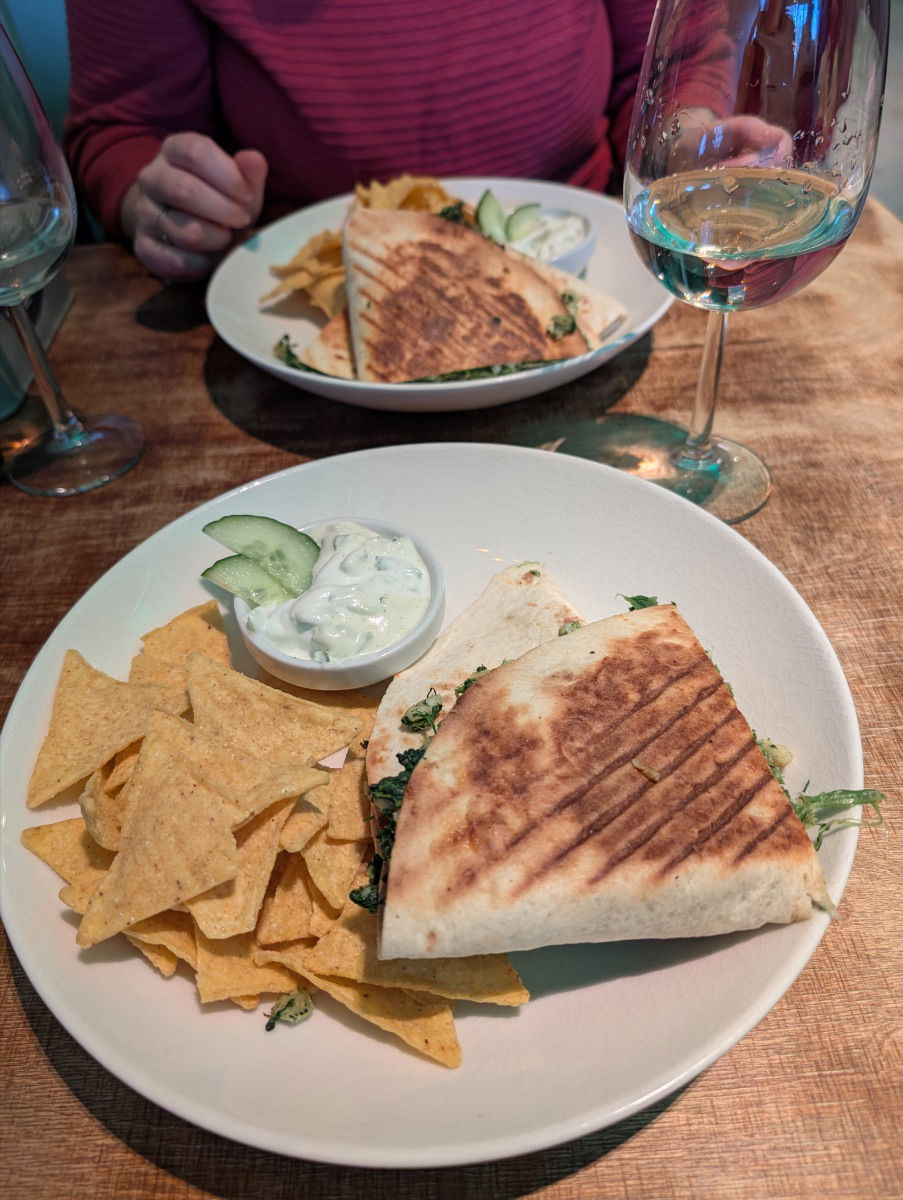 Quesadilla mit Chips und Spritzwein im Restaurant The Nice Guys in Wien