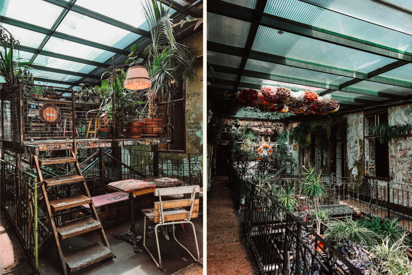 Blick in die ikonische Szimpla Kert Ruin Bar in Budapest – kreative Indoor-Location mit Pflanzen, Vintage-Möbeln und alternativer Atmosphäre in einem historischen Gebäude