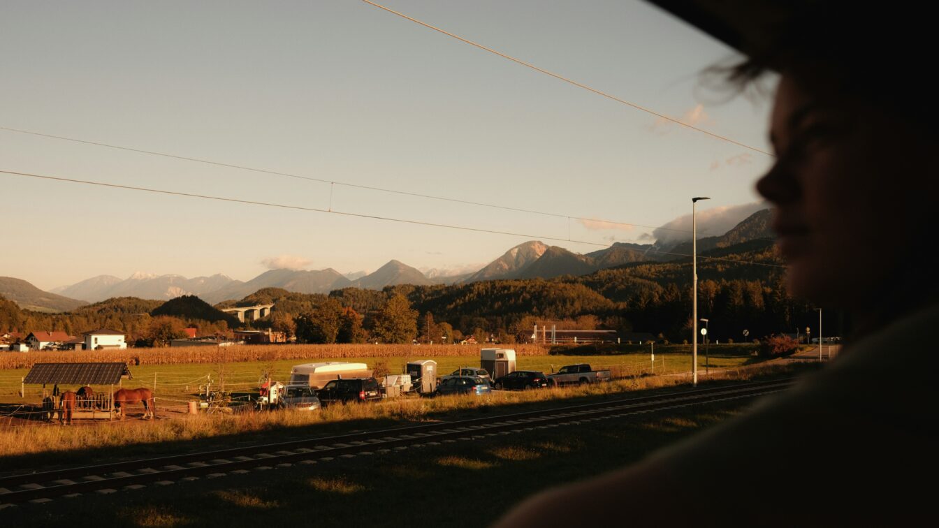 (c) conducteur | Unsplash Zugfahren, Interrail, Bahn, Reisen, Interrail-Pass