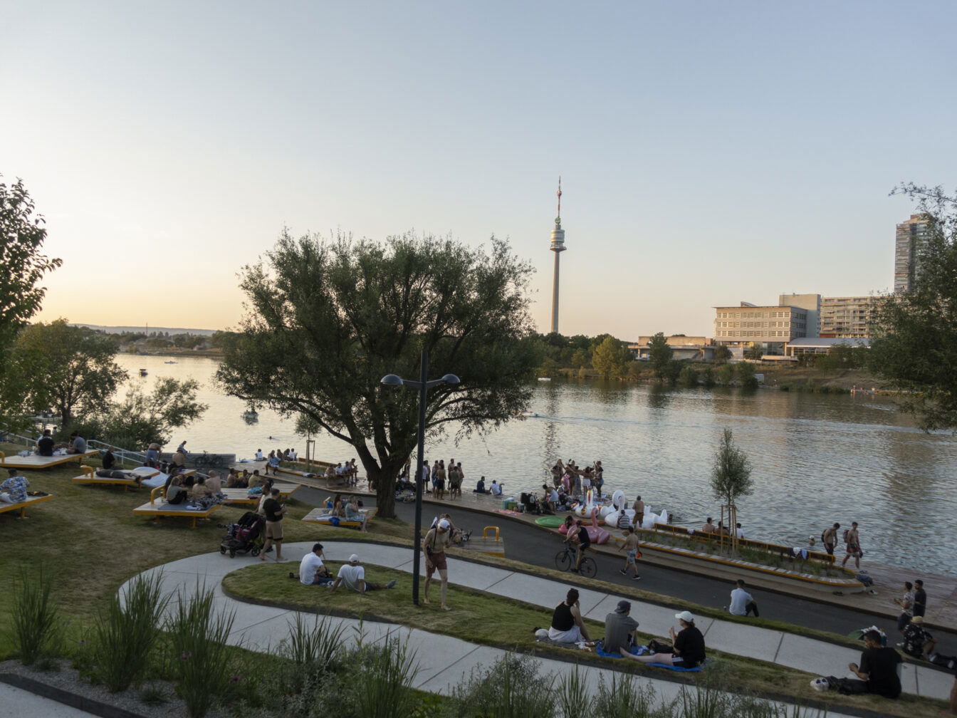 Pier 22 an der neuen Donau in Wien bei Sonnenuntergang, 1220
