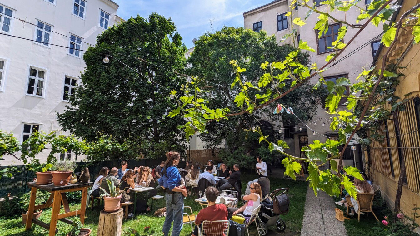 (c) Michael Simmer | 1000things Frei Yoga Cafe Wien Gastgarten
