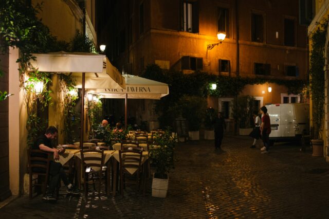 Ein Restaurant in Rom von außen bei Nacht.