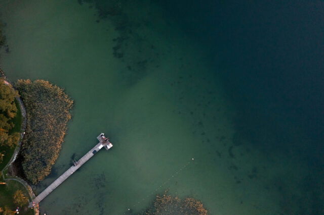 Mondsee Oberösterreich Aufnahme von oben mit Blick auf Steg