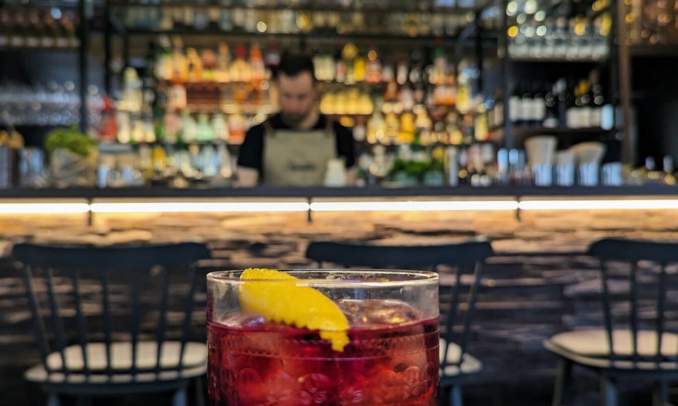Mexikanisches Essen & Trinken in Wien: Ein Negroni im Lokal Santos, 1070
