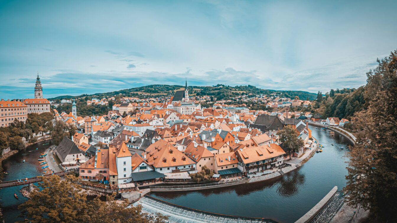 https://unsplash.com/de/fotos/luftaufnahmen-eines-dorfes-bei-tag-GGJoejbTQmg Cesky Krumlov Tipps