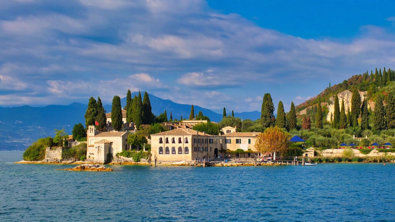 https://pixabay.com/de/photos/gardasee-italien-stadt-dorf-insel-7086496/ Unterkünfte Gardasee