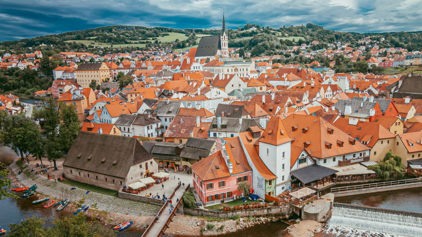 (c) Vlad Kiselov | Unsplash Die Stadt Krumau an der Moldau von oben.