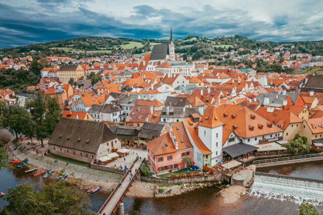 Die Stadt Krumau an der Moldau von oben.