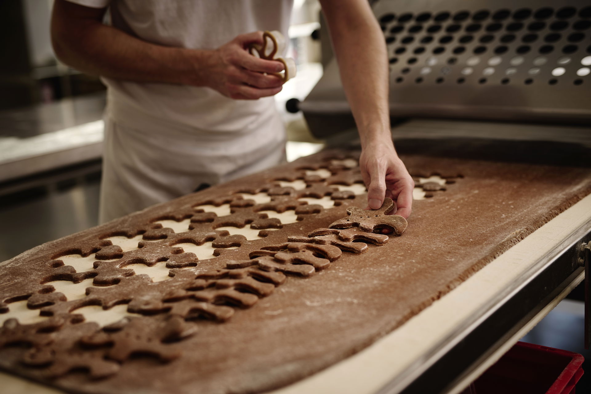 Ein Mann sticht Seckauer Lebkuchen aus dem Murtal aus.