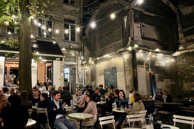 Die belebte Terasse des Café des Minimes in Brüssel