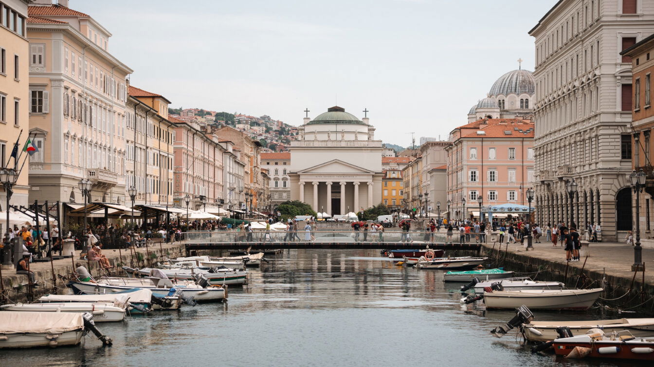 (c) Julia Riedesser | 1000things Blick auf Triest mit Booten und Brücke entlang des Canal Grande