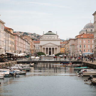 Blick auf Triest mit Booten und Brücke entlang des Canal Grande