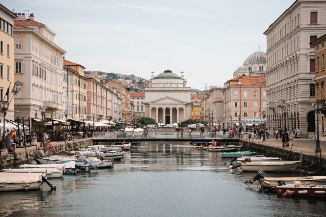 Blick auf Triest mit Booten und Brücke entlang des Canal Grande