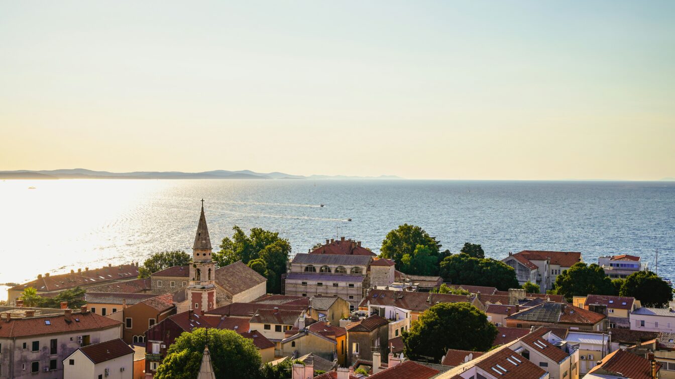 https://unsplash.com/de/fotos/eine-stadt-mit-einem-gewasser-im-hintergrund-vDZZ-VbZg_8 Zadar Kroatien Aktivitäten