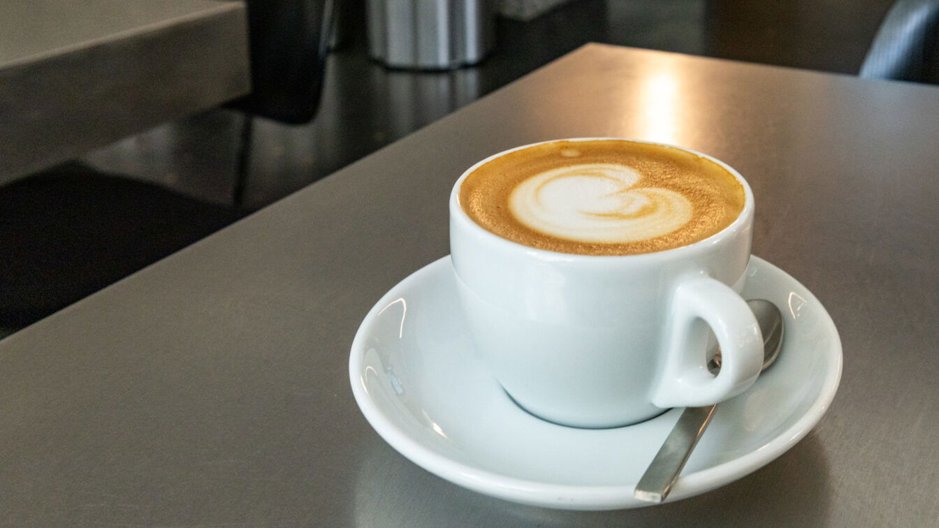 Ein Cappucino im Draft Café in Zürich, einem der besten Cafés der Stadt