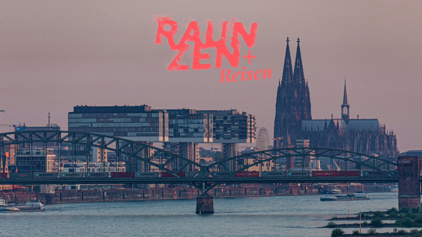 (c) Florian Schmetz | Unsplash Abendstimmung in Köln mit Blick auf den Rhein und die berühmte Hohenzollernbrücke. Im Hintergrund sind die modernen Kranhäuser und der Kölner Dom zu sehen. Im oberen Bildbereich steht in leuchtend roter, grob gepinselter Schrift der Titel 'Raunzen + Reisen'. Die Szene wirkt ruhig, fast melancholisch, mit weichem, leicht gedämpftem Licht, das die Architektur und den Fluss in warme Töne taucht
