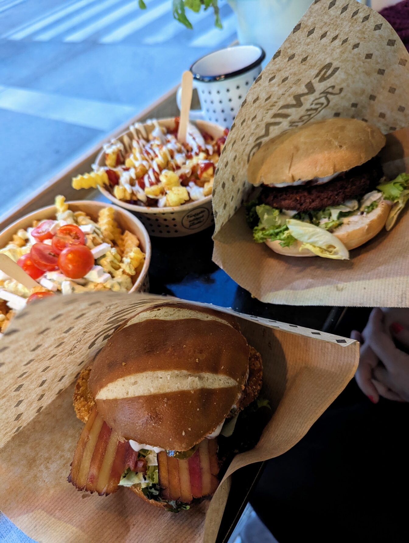 Burger und Fries im Restaurant Swing Kitchen in Wien