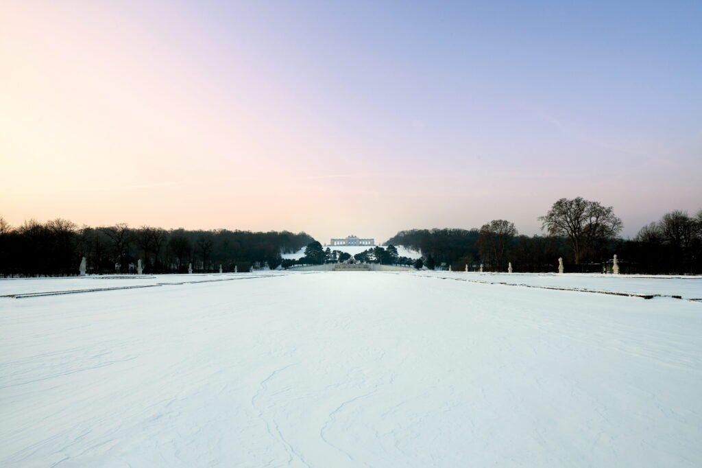 die verschneiten Gloriette beim Schloss Schönbrunn im Winter in Wien