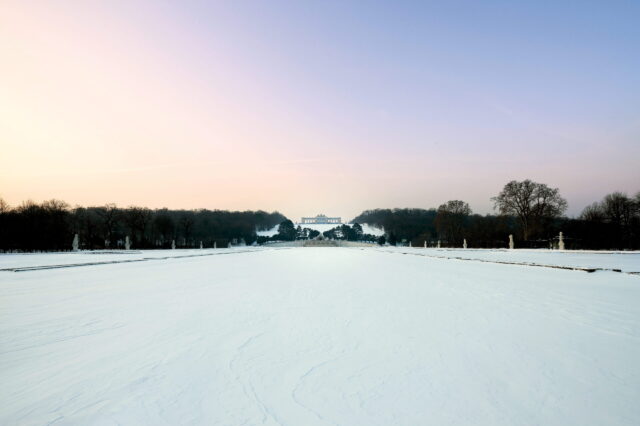 die verschneiten Gloriette beim Schloss Schönbrunn im Winter in Wien
