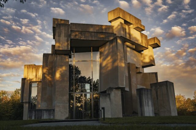 Wotrubakirche im 23. Bezirk von Wien, eine Sehenswürdigkeit an der Stadtgrenze