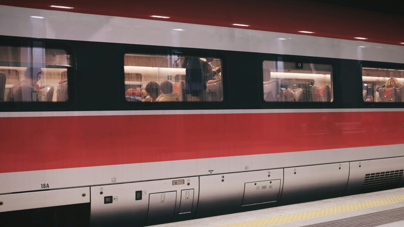 (c) paolo candelo | Unsplash Zugfahren, Bahnfahren, Fahrplan, ÖBB, Deutsche Bahn, DB