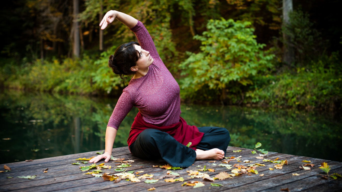 (c) der daberer. das biohotel | F. Neumüller Yoga am Naturbadeteich im Wald hinter dem Biohotel der daberer