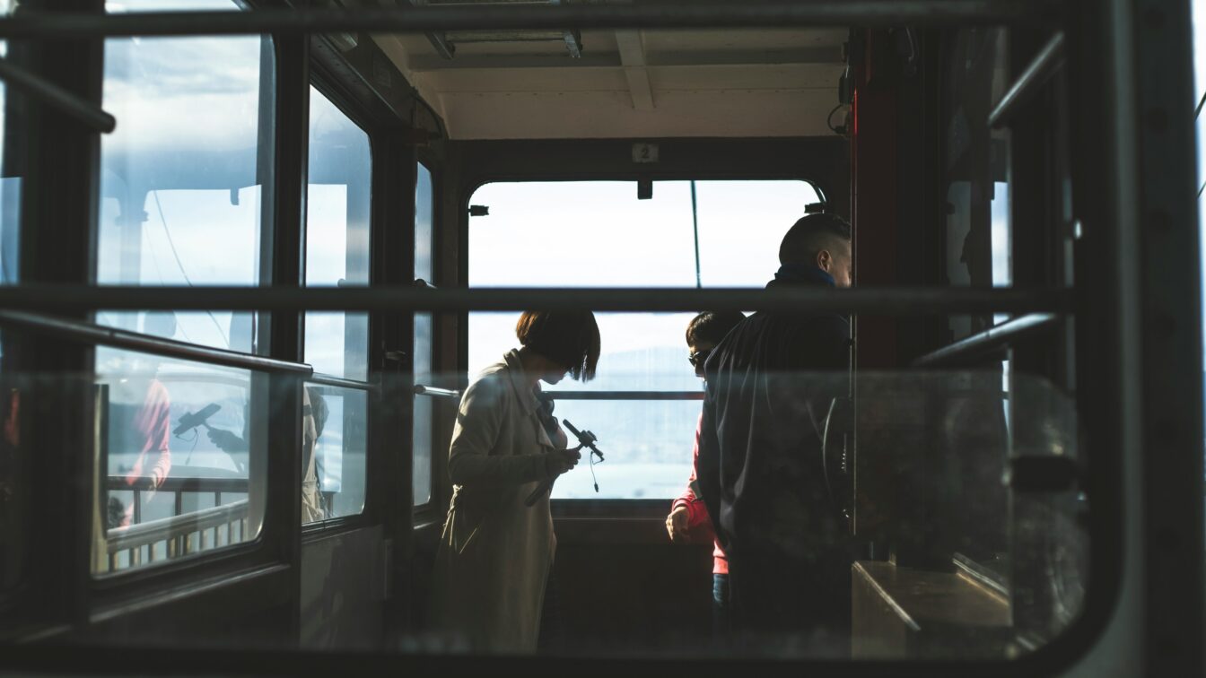 (c) Jakub Dziubak | unsplash Meer, Zugfahren, Mit dem Zug ans Meer,