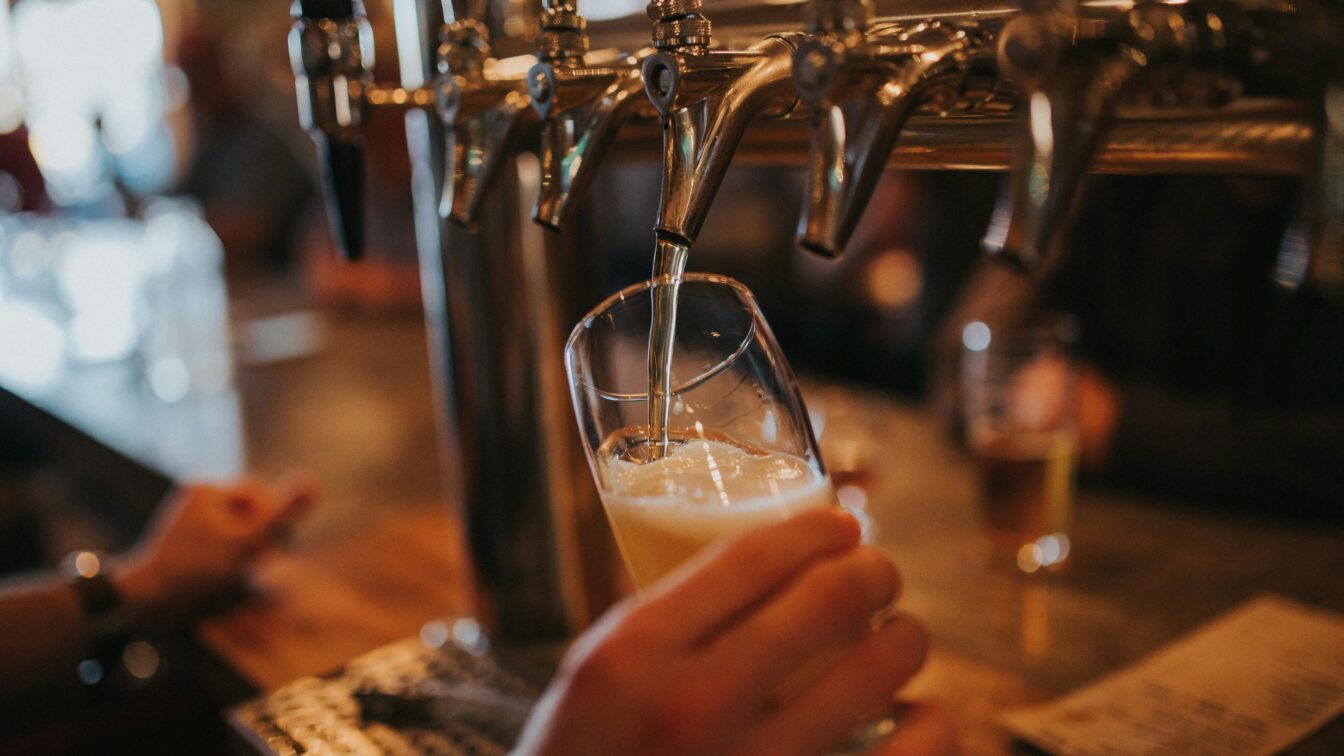 (c) Amie Johnson | Unsplash Bier wird frisch gezapft