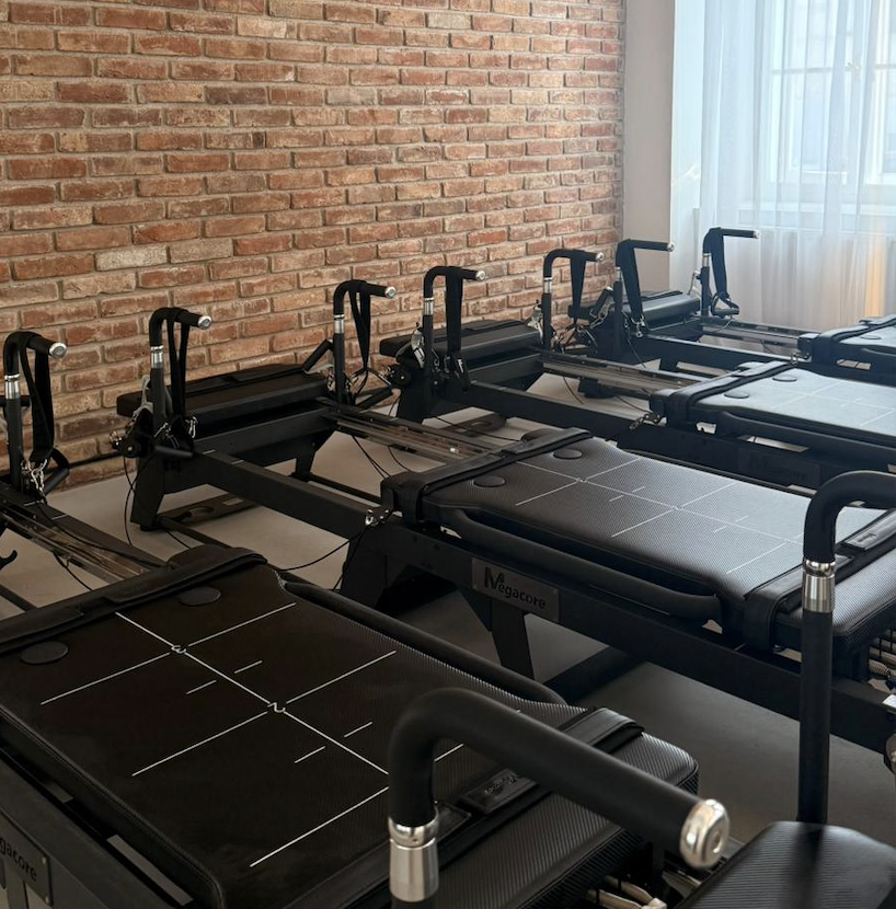 megaformer pilates schlitten bei bål studios in wien vor einer Backsteinwand