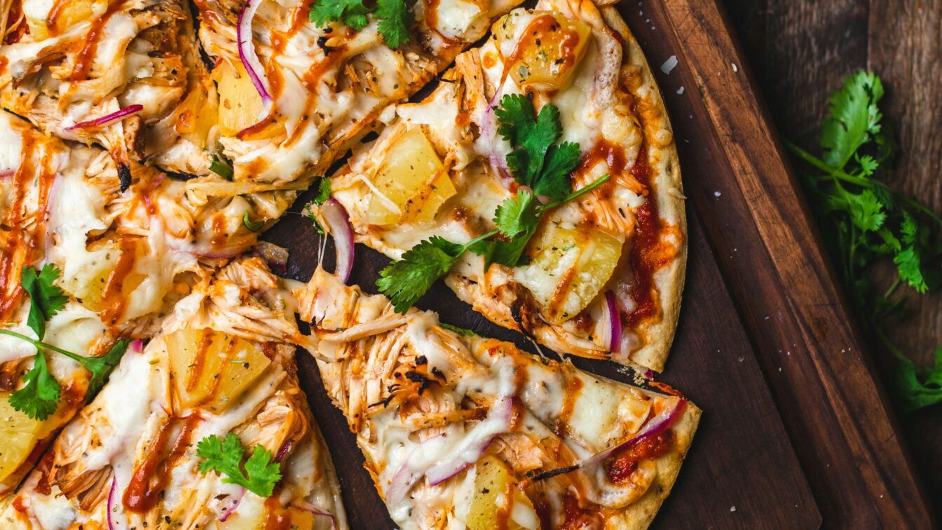 (c) Chad Montano | Unsplash Pizza Hawaii mit Schinken, Ananas und Koriander