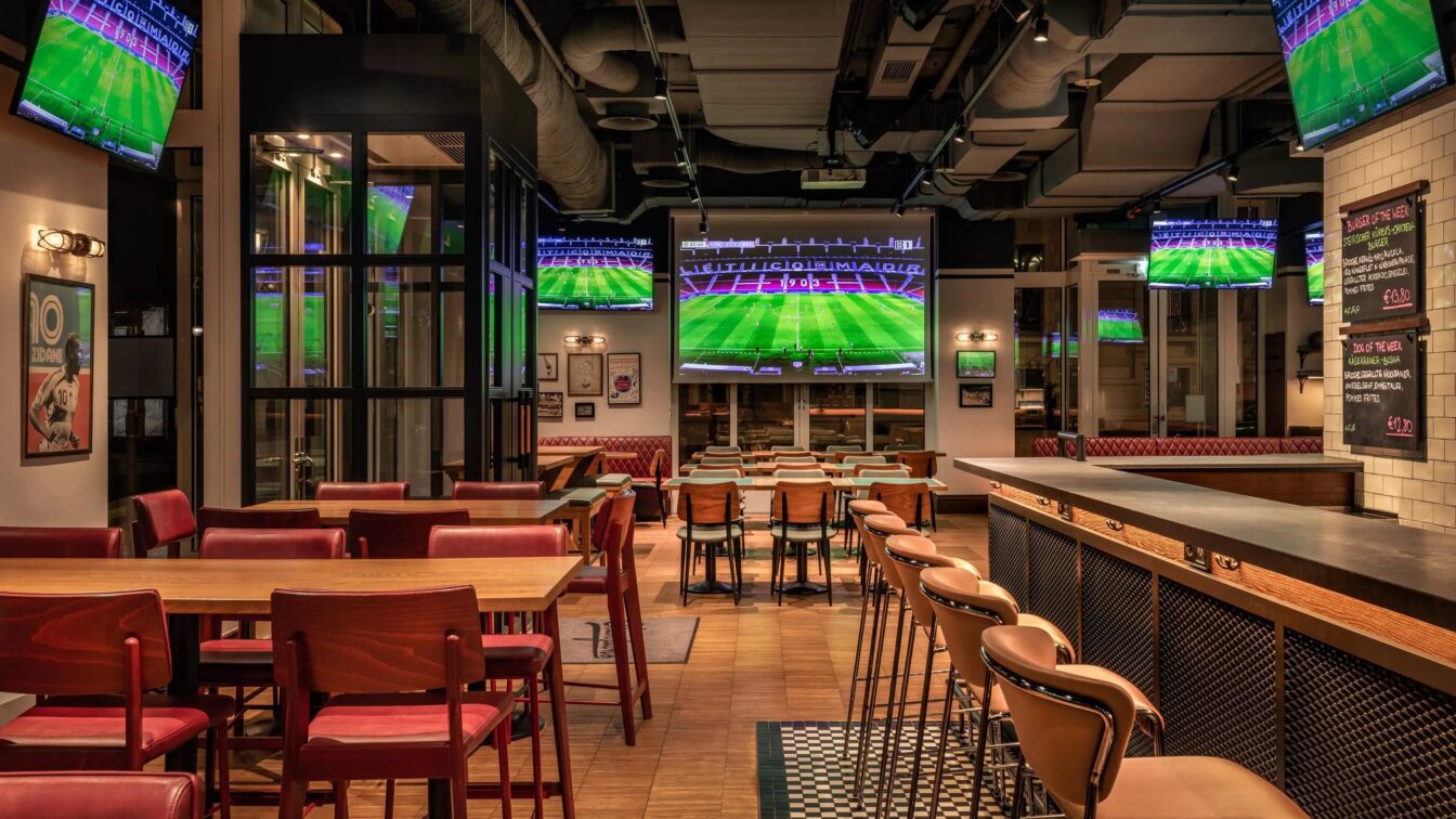 (c) Champions Sports Bar auf Bildschirmen in der Champions Sports Bar in Wien wird Fußball gezeigt