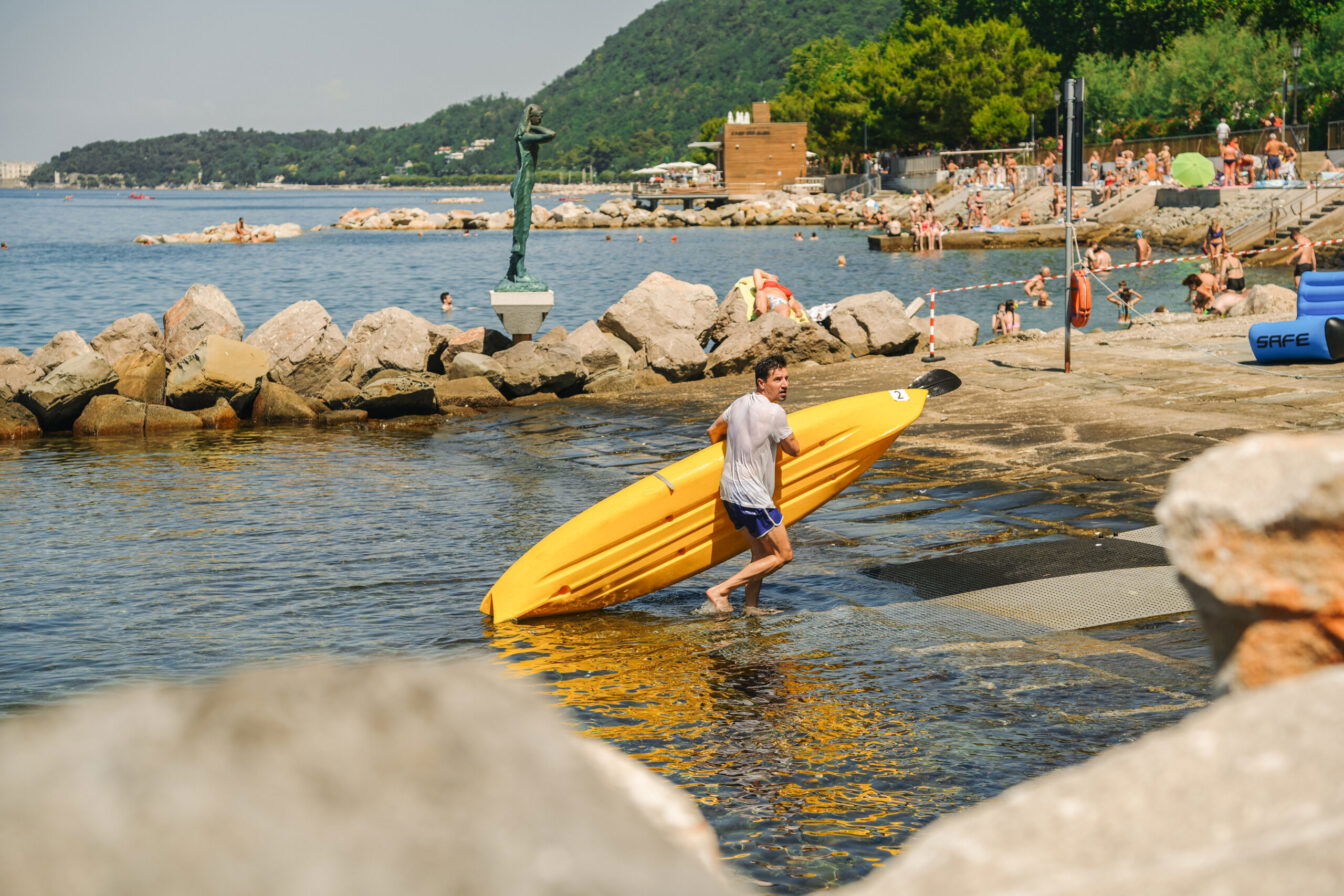 Barcola Beach in Triest - der Stadt-Strand wo zahlreiche Italiener*innen und Besucher*innen baden, entspannen und Kajak fahren.