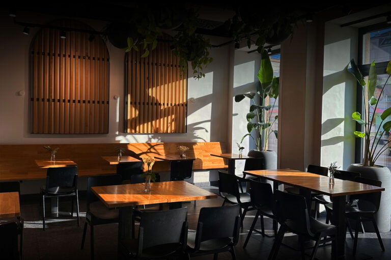Lateinamerika in Wien: Café von GOTA Coffee Experts Innenansicht mit Tischen und Lichteinfall, 1150