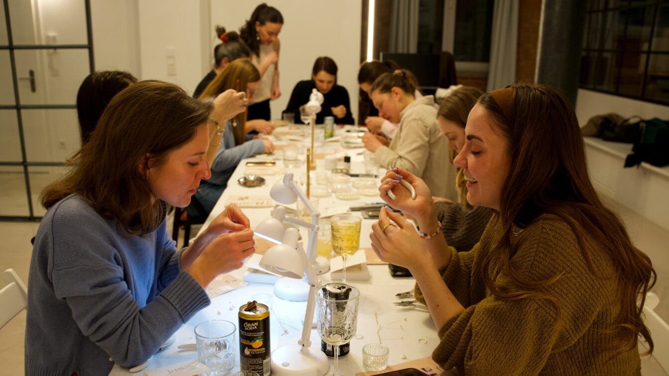 (c) Alissa Hacker | 1000things Teilnehmerinnen machen Schmuck selbst bei Jas Jewelry